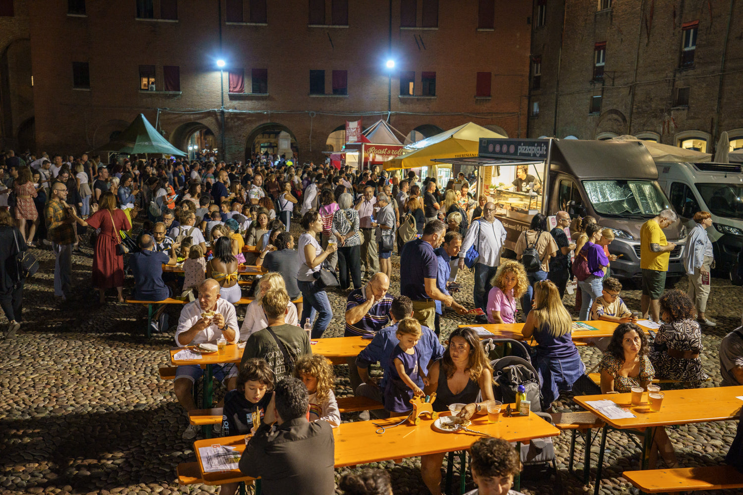 ferrara-buskers-festival-strada-arte-musica-persone-food-village